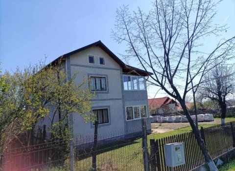 De vânzare – Casă spațioasă cu livadă, situată în Comuna Moșoaia, sat Smeura (Dealul Viilor), la doar 7 km de Pitești.