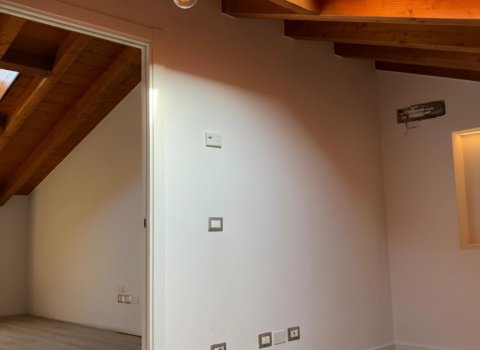 Duplex spatios 5 camere cu 2 bai | Verona - Italia